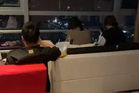 江苏男子和朋友坐家里看演唱会，惬意的样子网友慕了：门票补一下图片