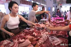 鼓励养猪，建议每户农民发2头仔猪，家家养猪！猪肉还会贵吗？图片
