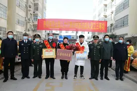 【关注】河南省封丘县人武部为全国人大代表、辽宁舰士官长张明珠送喜报图片