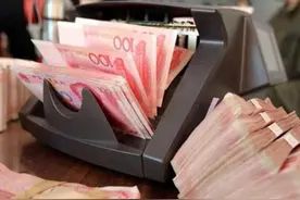 我国人民币加速贬值，现在一万块，十年后值多少钱？说出来没人信图片