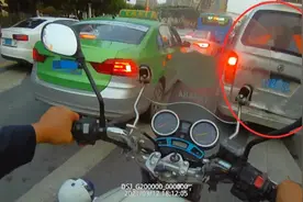 面包车乘客，不是蹲着就是半坐着，打开门后把交警都吓了一跳！图片