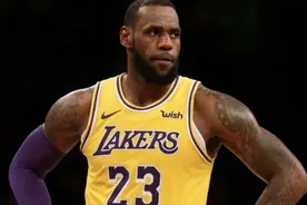 NBA女主播再引争议，美腿绑黑带让人迷惑，网友：这是啥玩意？图片