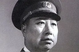 开国少将到部队视察，看到一位老兵后吓了一跳，立刻向其敬礼图片