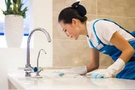 45岁大妈做公司保洁，月薪4千，一周后离职，网友：要我也不干图片