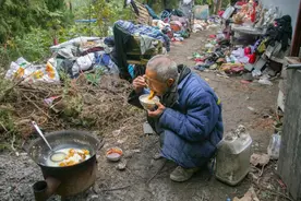 7旬老人住深山，医院门口见患病弃婴不忍冻死，养育孩子14年图片
