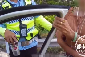 女子吃了几个蘑菇，开车时突然身体不适，东西都看不清了图片