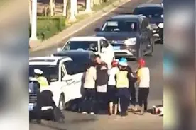 交警中暑晕倒街头，接下来发生了这样一幕……图片