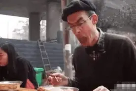 中国留学生做饭被邻居举报，引得警察上门，看到食物后大家笑了图片