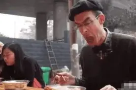 中国留学生做饭被邻居举报，引得警察上门，看到食物后大家笑了图片