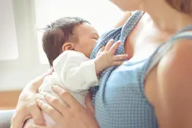 宝妈为哺乳”恶补“一周鸡汤后，乳房涨成皮球，直言后悔喂奶图片
