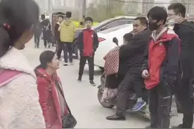 母亲下跪痛哭，孩子却无动于衷：把孩子放在第一位，结果多是悲剧图片