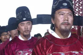 李善长被杀前掏出免死金牌，朱元璋冷笑：背面9个字，你看是什么图片