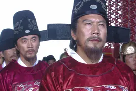 李善长被杀前掏出免死金牌，朱元璋冷笑：背面9个字，你看是什么图片