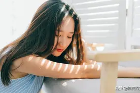 爆笑妹子糗事冷笑话，在街上看到一妹子，背影十分靓丽便大声唱道图片