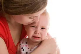 为何宝宝明明很困了睡前还要哭闹？别打骂孩子，他其实是在求助图片