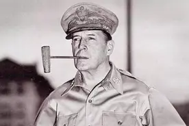 1901年麦克阿瑟出庭，双腿颤抖，头发被汗水打湿，看向台下母亲图片