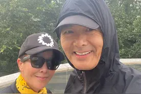 55岁刘嘉玲爬山成瘾，身材保持惊人，穿“波点连体袜”身材抢镜图片