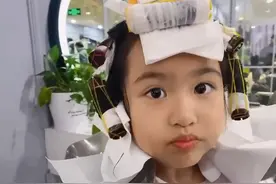 包贝尔女儿“开挂式”长大，5岁烫了一头羊毛卷，精致似洋娃娃图片