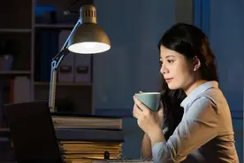 熬夜只会说stay up？其实老外还会这么说图片