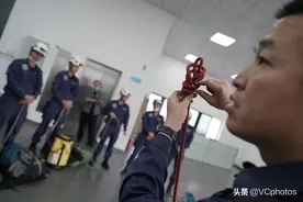 这帮人聚一起练习捆绑，只想关键时刻用一根绳子救人一命图片