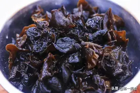 泡木耳用冷水还是热水？教你1个窍门，木耳泡得又大又快还干净图片