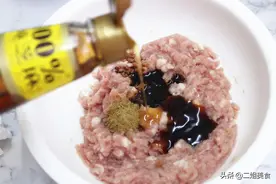 调肉馅时，先放盐还是先放油？大厨教您一招，做啥口味的肉馅都香图片