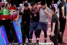 轰14-2！辽宁打懵广东，赵睿伤退，郭艾伦单节16分，杨鸣振臂庆祝图片