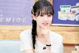 靠喝水解压？郑爽庭审后现身，脚踩高跟鞋，主动讨好律师图片