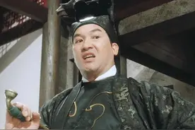 71岁梁家仁近照，现身路边小店吃饭坐姿豪迈，头发花白但精神好图片
