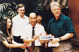 20年前，北大美女质疑克林顿，三年后嫁给美国人，如今过得如何？图片