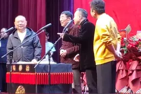 硬核辟谣，杨少华杨议父子莅临天津德云社，笑称“郭德纲不让来”图片