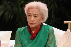 85岁的谢芳是真老了，干瘦身材穿得鲜艳花哨，倒是显出几分少女感图片