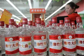绵竹大曲，10元一瓶，曾经的“川西酒坛一霸”，会是好口粮吗？图片