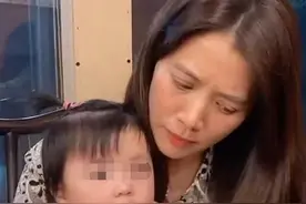 袁咏仪晒视频，怀中幼儿引人猜测，腕表吸睛白发却透出衰老迹象图片