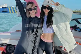 杨颖穿露脐衫玩冲浪，大秀脚背梅花纹身，仨姐妹海边放生行善图片