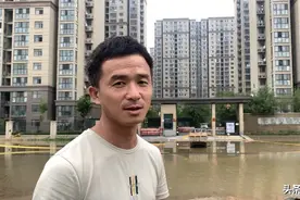 1分30秒救起一家三口这位“白衣大哥”我们找到了图片