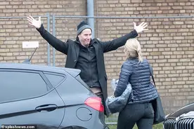 基努·里维斯结束拍摄，街头热情拥抱女性友人，挂满笑容一路热聊图片