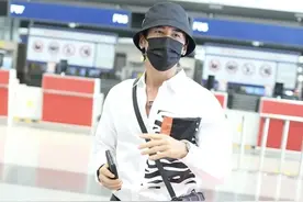 张伦硕身材真好，七分裤+穆勒鞋型男范十足，看来钟丽缇没看走眼图片