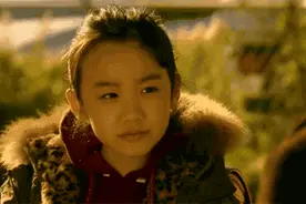 地铁男孩偷拍照曝光：有一种爱，是把妈妈宠成孩子图片