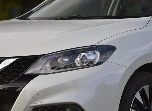 不到8万买高颜值两厢车，隔音奇好车身比飞度大，还有舒适小沙发