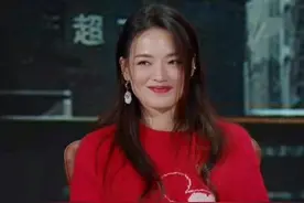 舒淇当老板变化大，穿卡通毛衣配黑丝袜现身探班会，女神脸太抢镜图片