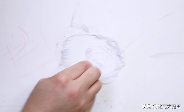 白墙脏了不用重新刷，用这4样东西擦一擦，墙壁白净如新，厉害了