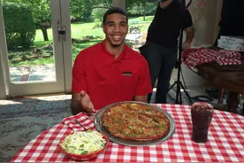 NBA球员什么食量？塔图姆吃整张披萨，东契奇钟爱超大火腿图片