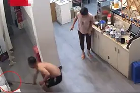 广东一男子举木棍打老鼠一击即中，打死后一系列操作让人哭笑不得图片