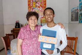 11年前，黑人小男孩被浙江农村奶奶收养，如今正在为考浙大奋斗图片