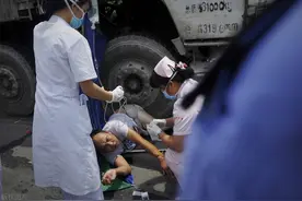 行人与机动车发生交通事故，行人要不要赔偿机动车的损失？图片