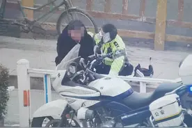 两个大男人杭州街头上演“爱的抱抱”？一句话戳心了：成年人的世界不容易图片