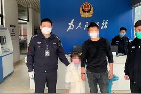 上饶一迷糊爸爸面包店买东西，女儿还没上车就扬长而去图片