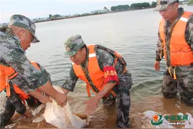 女儿今年中考，他却带领民兵搏击在洪峰浪尖近1个月图片