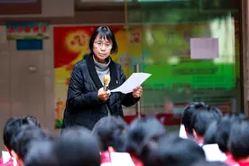 “孩子 抓住我的手 我带你走出大山”—张桂梅图片